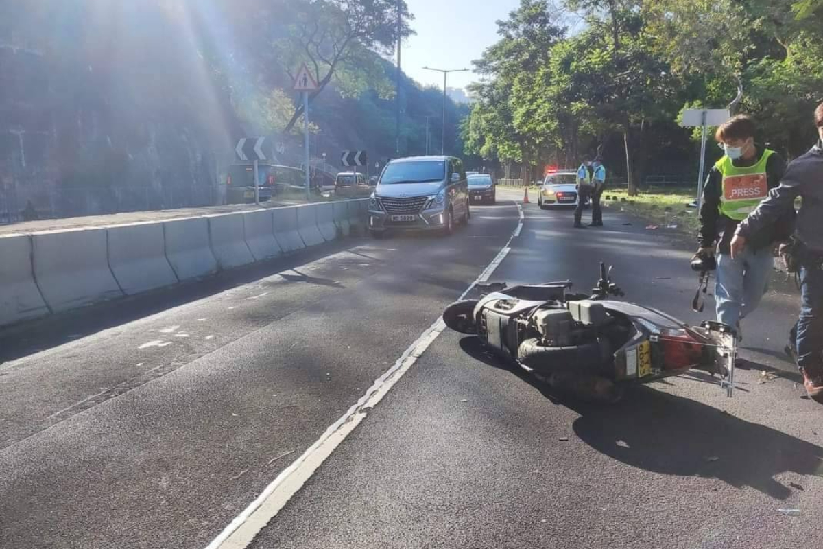 33歲男子駕駛電單車懷疑失控撞向一個路牌，送院搶救證實死亡。（馬路的事即時交通資訊台）