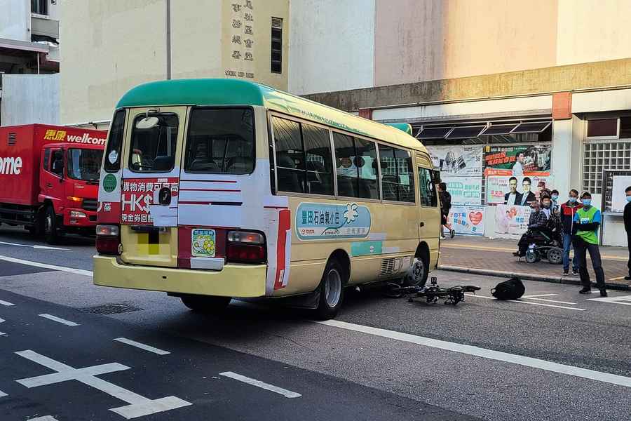 石硤尾騎單車男與小巴相撞 擦傷送院