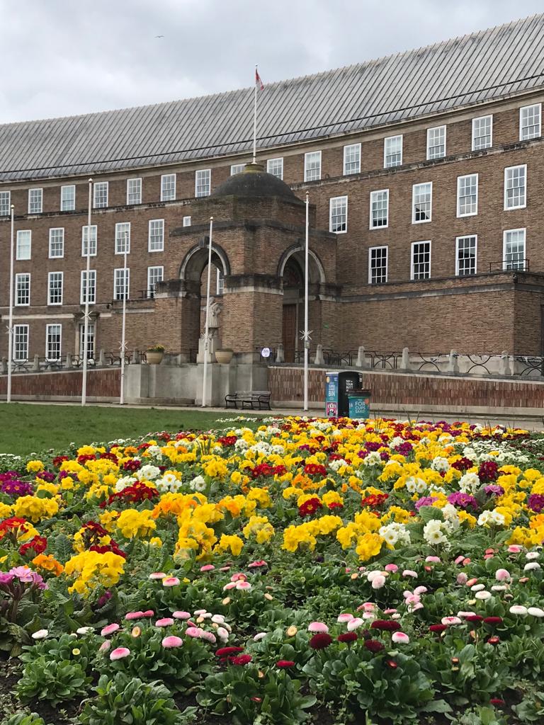 Bristol市政廳對出的花壇。（受訪者提供）