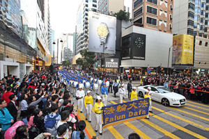 港法輪功新年遊行 陸客讚賞真善忍