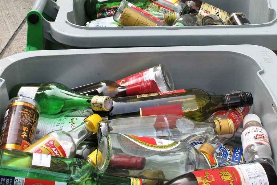 玻璃飲料容器生產者責任計劃｜政府擬明年實施 建議每公升收費0.98元