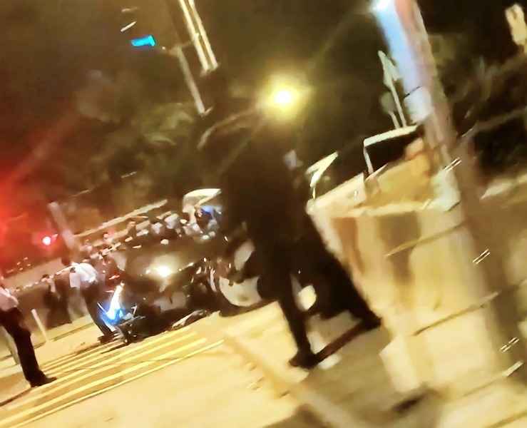 元朗八鄉發生斬人案 私家車撞法拉利 六刀手落車狂斬