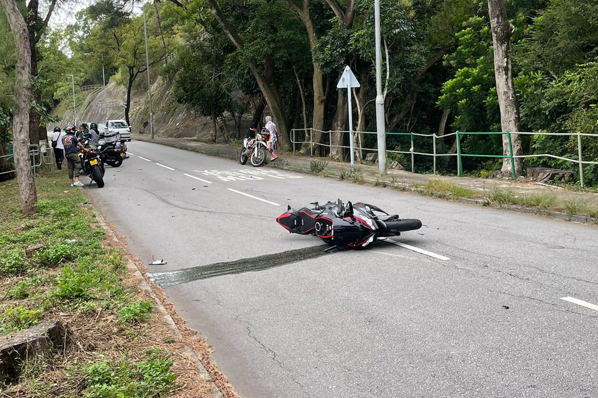 失事的電單車。（香港突發事故報料區Facebook圖片）