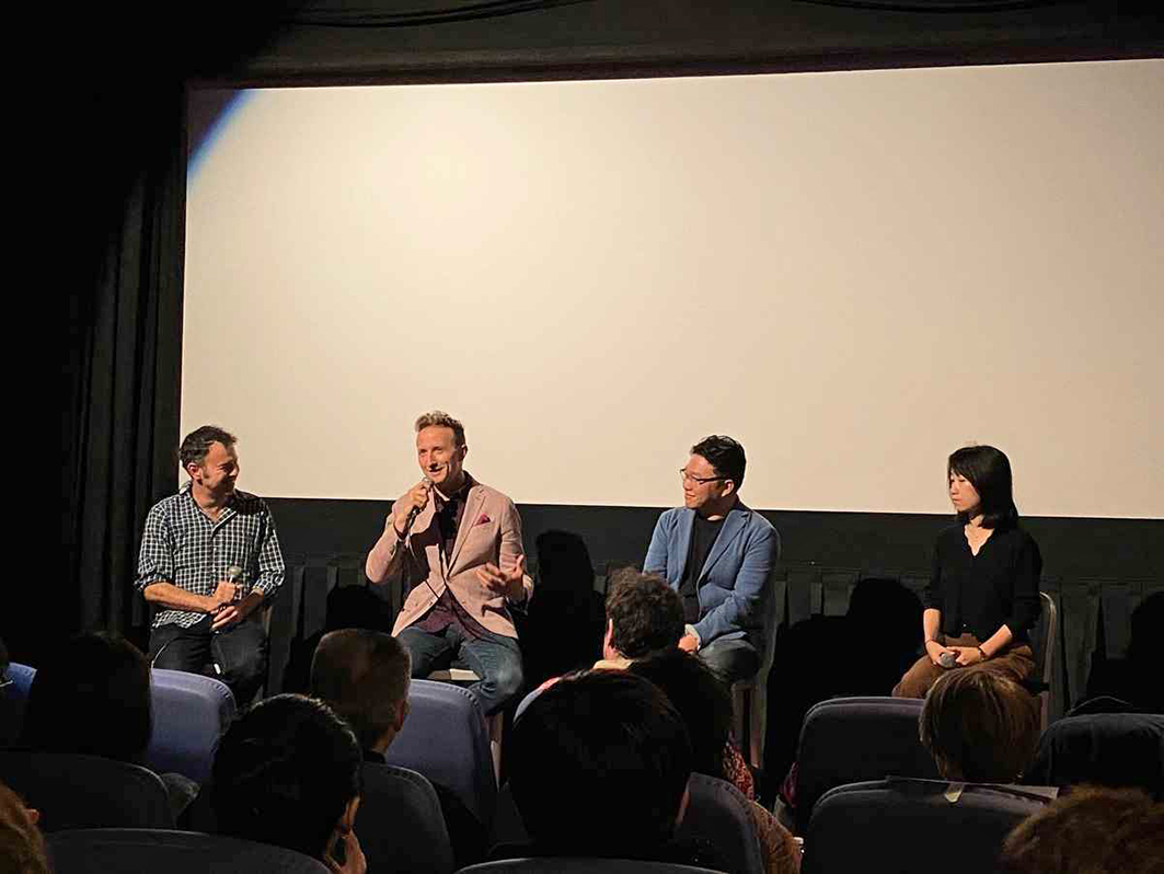 2022年10月15日，電影放映會後導演羅夫塔斯（Jason Loftus，左二）和漫畫家大雄（右二）與觀眾互動。電影院座無虛席。（林丹／大紀元）