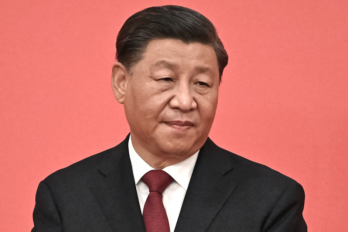 2022年10月23日，習近平與中共中央政治局常委其他新成員在北京人民大會堂會見媒體。(Noel CELIS / AFP)