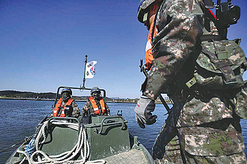 10月19日，南韓士兵與美國士兵一起參加渡河訓練。（Getty Images）