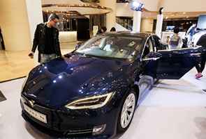 Tesla下調兩款車 在華售價 股價下跌