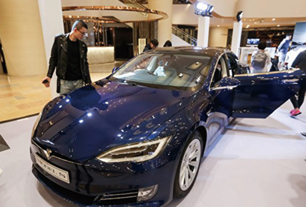 Tesla下調兩款車 在華售價 股價下跌