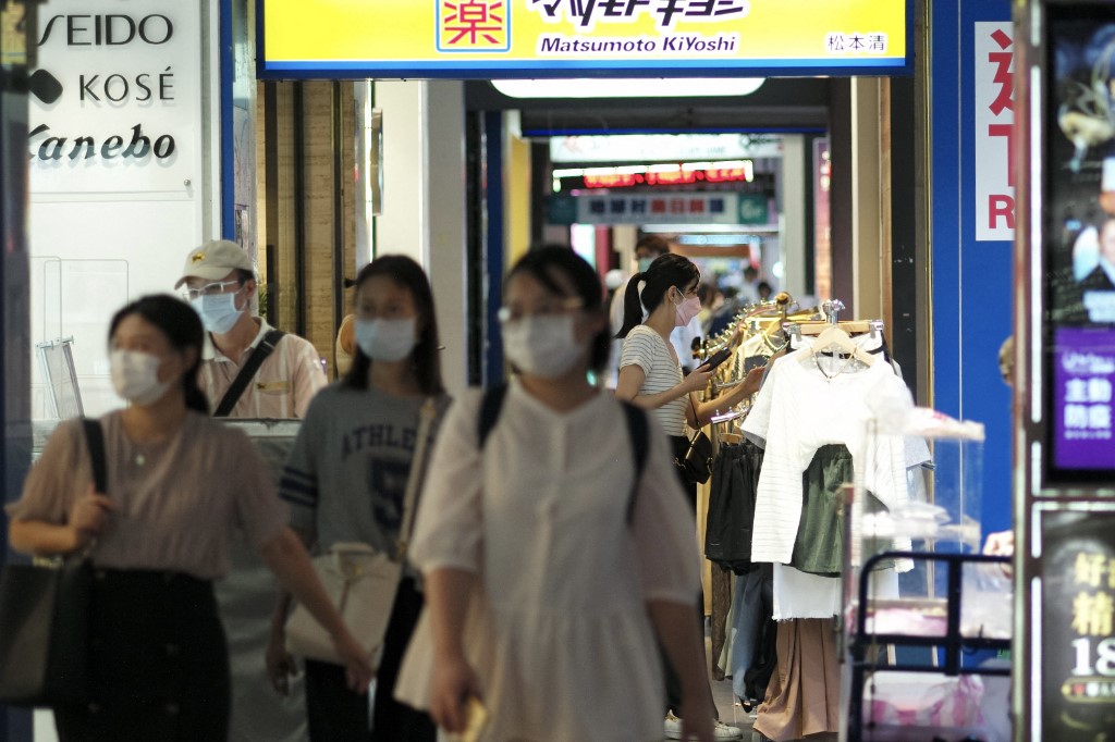 台灣10月消費者信心指數跌至61.22點。（Sam Yeh / AFP）