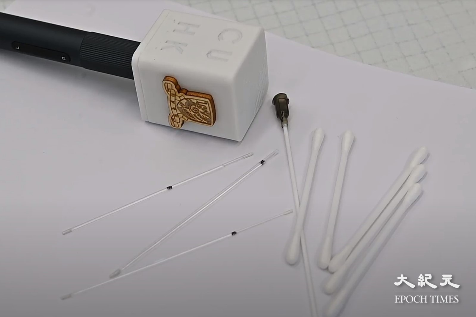「磁控螺旋微機械人」只有一粒塵大小，而且容易控制，用完即棄。（宋碧龍／大紀元）
