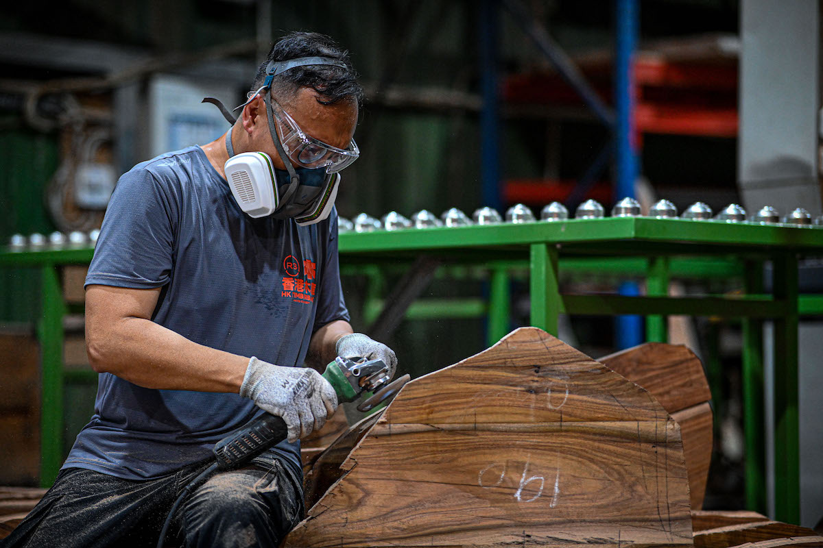回收木材真空乾燥後，木庫團隊將其刨板、切割及雕刻，讓木椅能呈現大嶼山的地貌。（主辦機構提供）