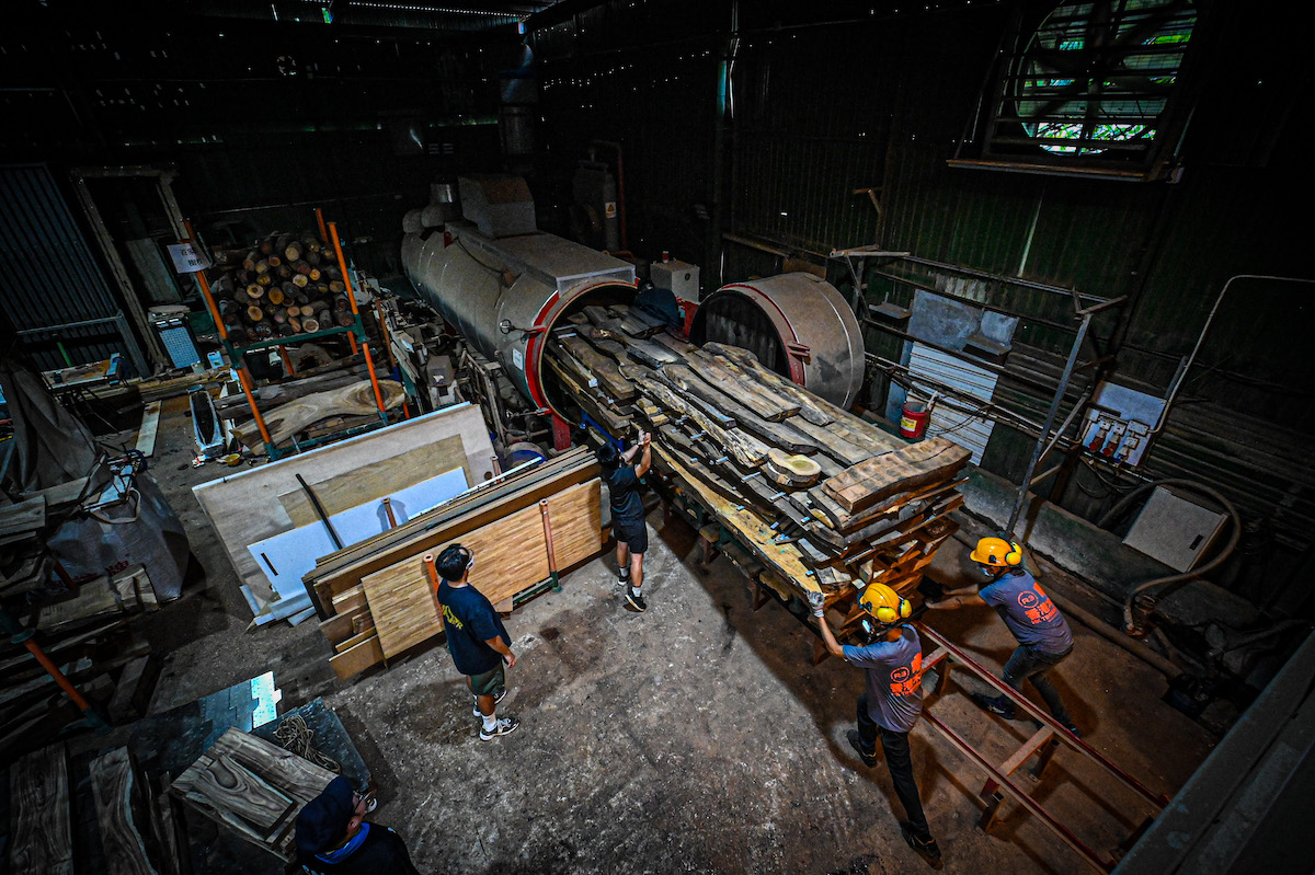 「香港木庫」團隊收集逾18噸回收木，放入巨型真空乾燥窯，讓回收木材可以加工成再生木製品。（主辦機構提供）