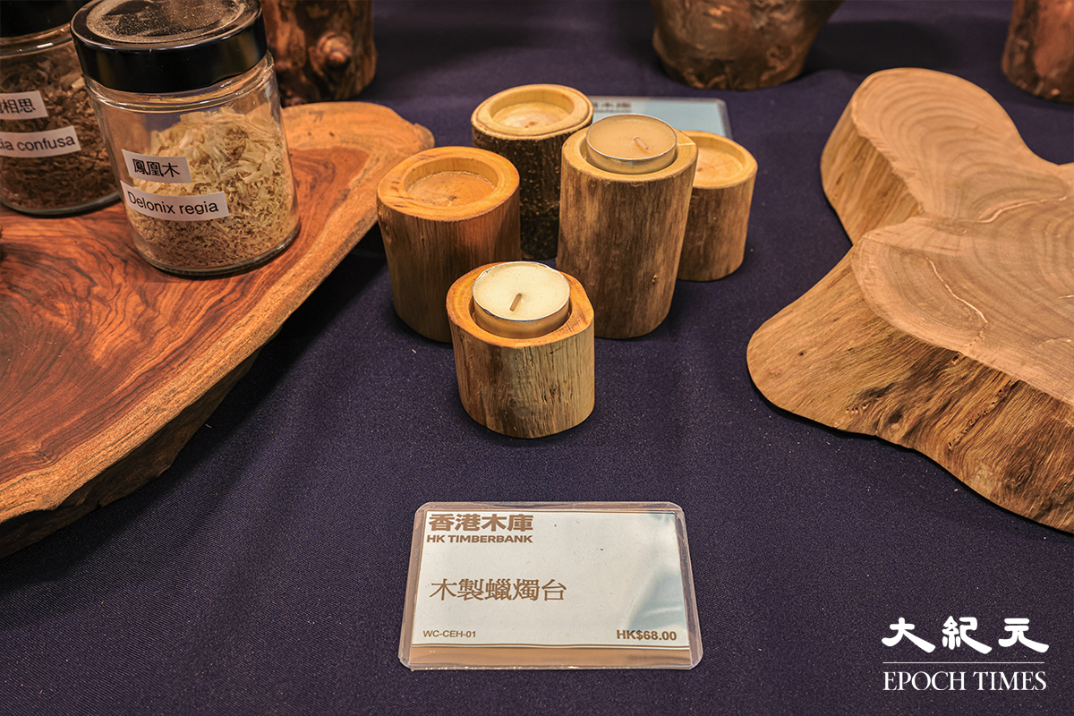 「香港木庫」的木製蠟燭台。（陳仲明／大紀元）