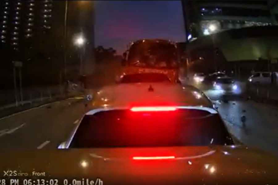 葵涌永基路八車相撞 再有車cam片流出 貨車連環撞多車