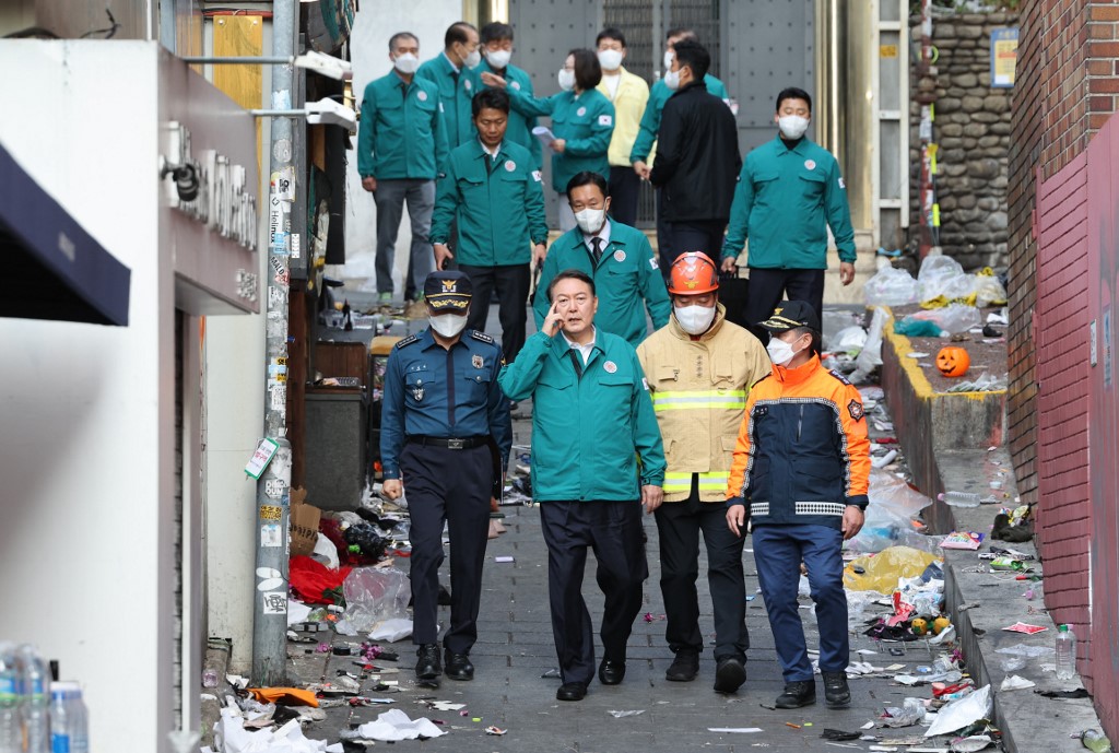 南韓總統尹錫悅抵達首爾梨泰院，視察人踩人慘劇現場。（YONHAP / AFP）
