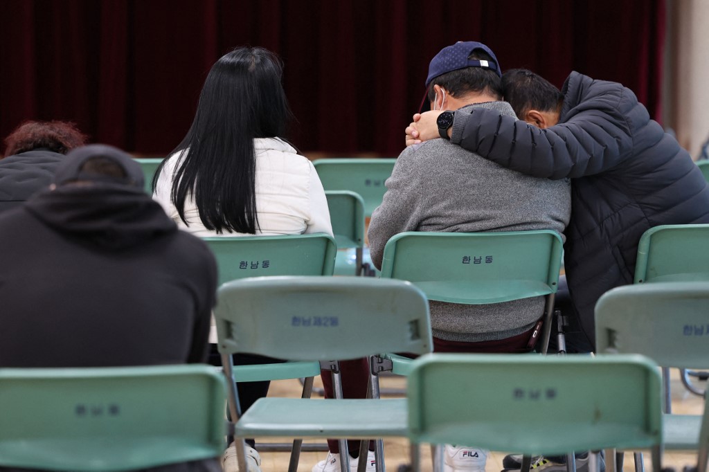 首爾漢南洞社區服務中心在事故後至今已提交逾3,000份宗失蹤報告，不少等待消息的家長因無法尋獲子女而焦慮痛哭。（YONHAP / AFP）