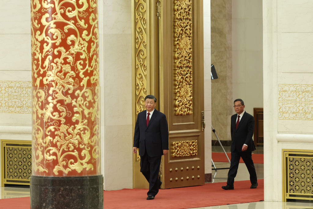 2022年10月23日，中共新出爐的第20屆中央政治局常委在記者會上首度亮相。圖為走在最前面的中共總書記習近平。（Lintao Zhang/Getty Images）