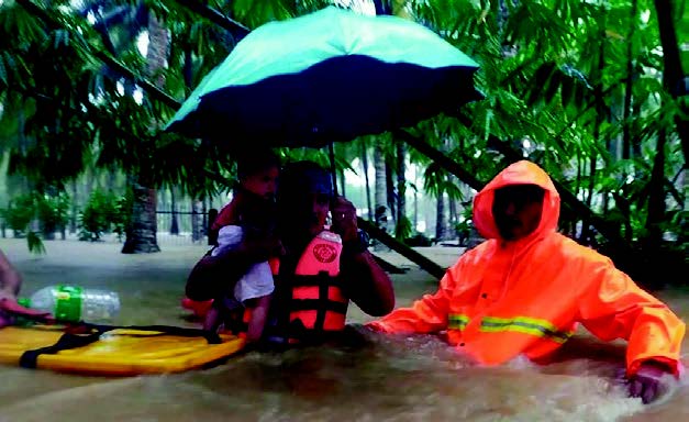 10月28日，菲律賓遭熱帶風暴襲擊。救援人員在洪水中疏散民眾。（AFP）