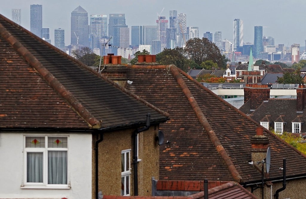 10月份英國平均樓價錄得26.8萬英鎊，按年上升7.2%，經季節性調整後按月走低0.9%。（NIKLAS HALLE'N / AFP）