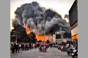 南京最大商場失火幾成廢墟 有商戶損失千萬