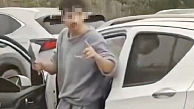 河北一男子為幼子買奶粉持刀闖卡 輿論聲援