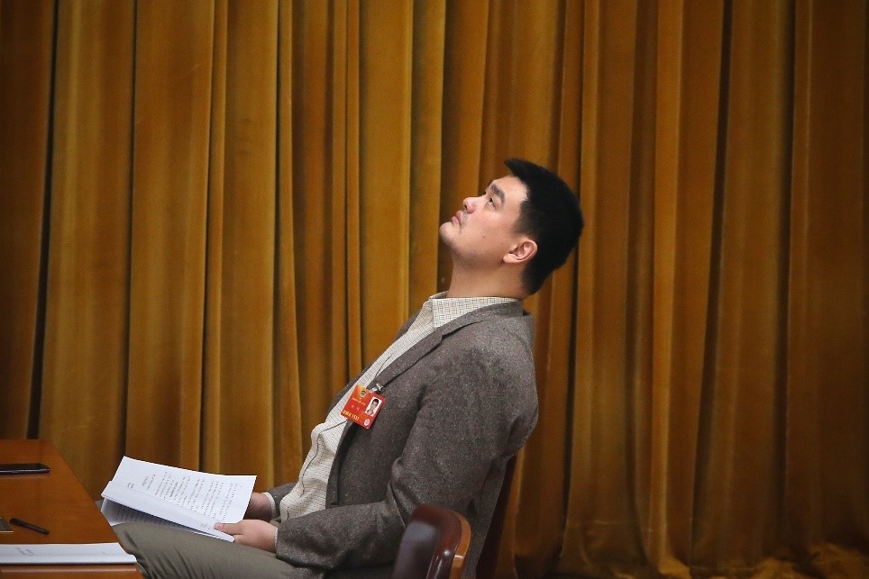 前 NBA 籃球明星姚明 2013 年 3 月 8 日在北京大會堂出席中共全國政治協商全體會議。（Photo by Feng Li/Getty Images）