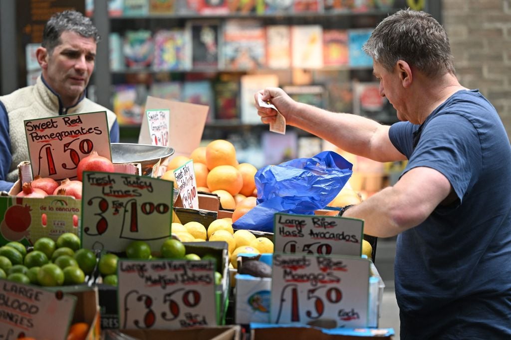 英國零售聯盟（BRC）今日（11月2日）發布報告指，10月，英國商店裏的生鮮食品成本按年上升了13.3%，創下2005年以來的最大年度增幅。（JUSTIN TALLIS/AFP via Getty Images）