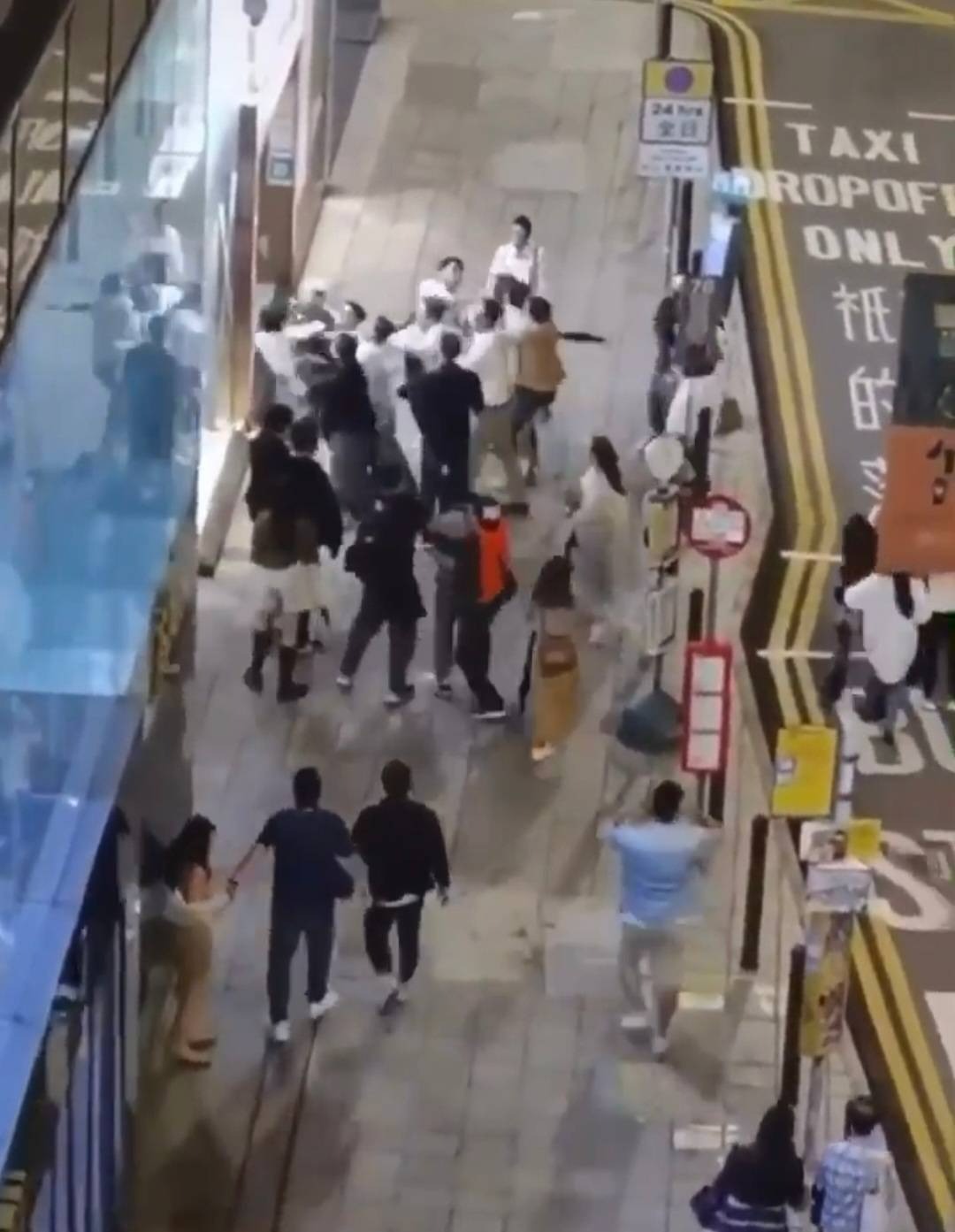 約20人在廣東道中港城對開爭執推撞。 （影片截圖）