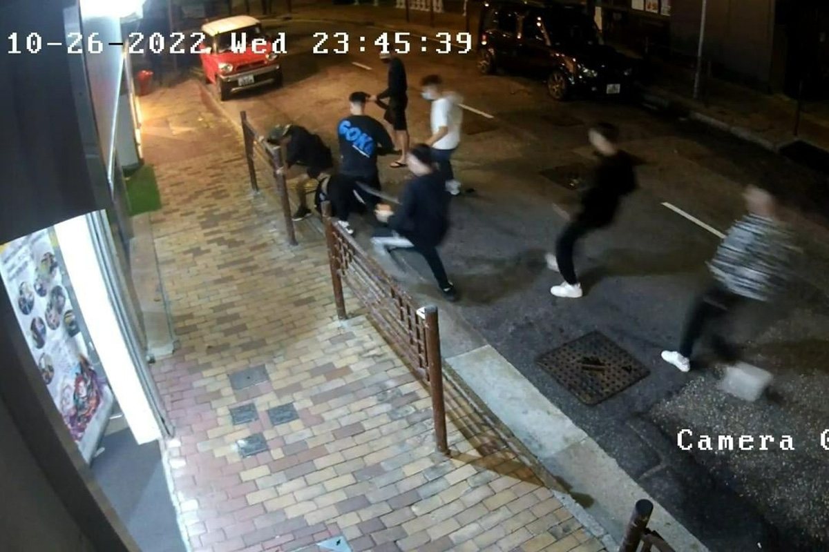 7:21 PM 警方拘日前拘捕兩名涉嫌與上星期東大街斬人案有關的男子。圖片來源。（香港突發報料區片段截圖）