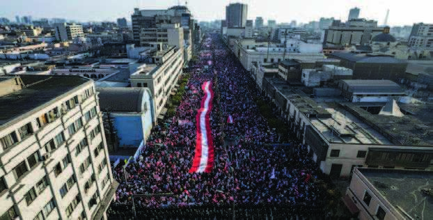 秘魯數千人湧入首都抗議 要求涉貪總統下台