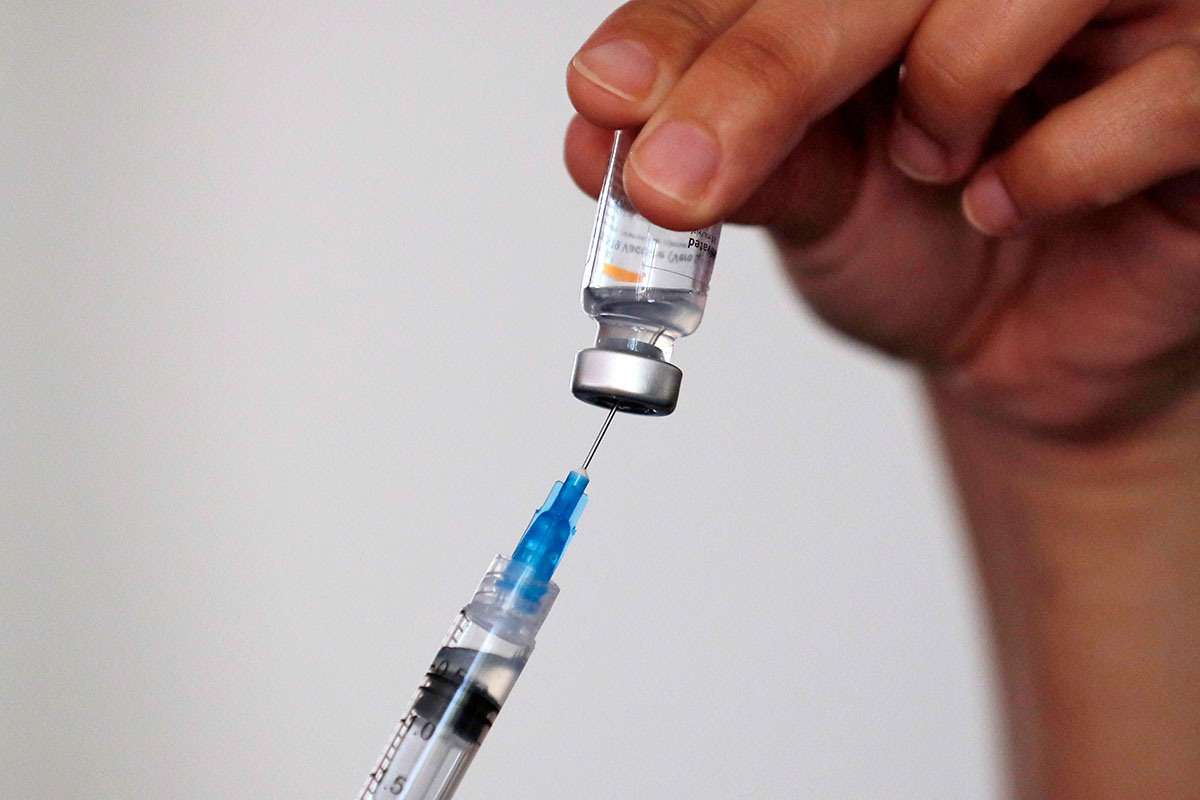 世界衛生組織（WHO）今年1月指出，中國科興及國藥該二款滅活疫苗，儘管能降低Omicron變異株造成的重症和死亡率，但保護力較外國疫苗低。(JAVIER TORRES / AFP)