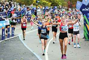 紐約馬拉松事隔兩年再度開跑 肯雅男女選手奪冠