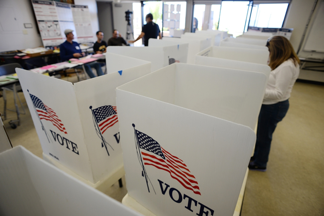 圖為美國公民在加利福尼亞州的一個投票站進行投票。資料照。（AFP）