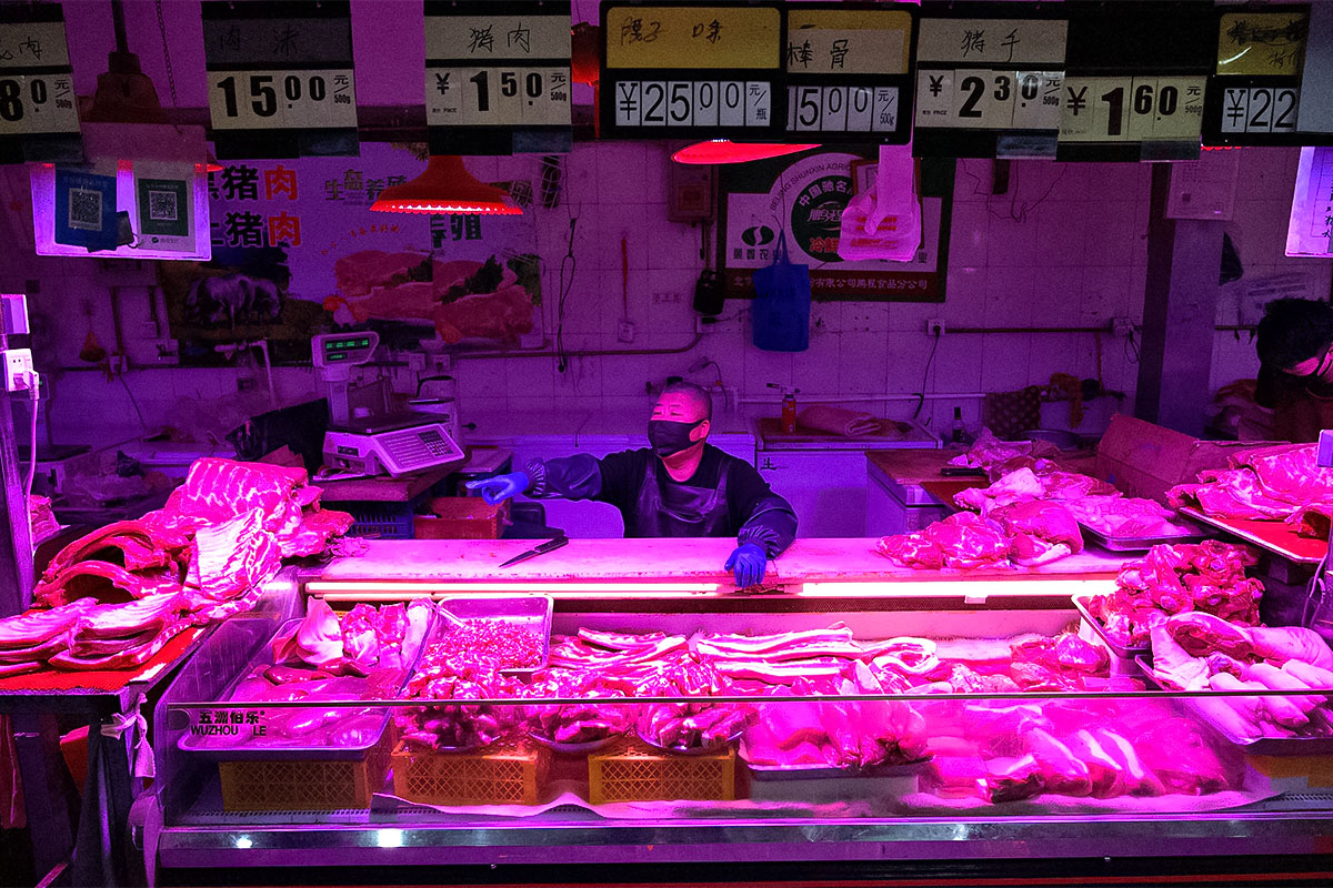 中共國家統計局發布的10月份的CPI顯示，CPI同比漲2.1%，低於預期的2.4%，影響民生的豬肉價格同比上漲了51.8%。圖為北京一個街市的肉檔。(Noel Celis / AFP)