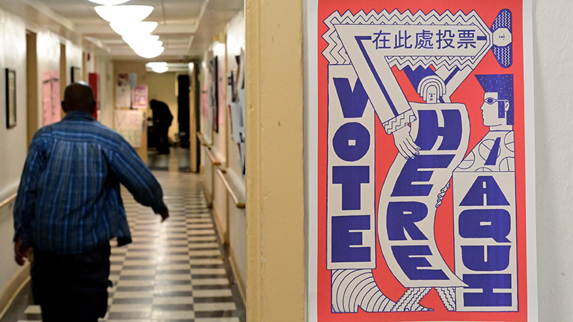 11月8日，賓夕凡尼亞州費城的選 民，到投票站投票。(Getty Images)