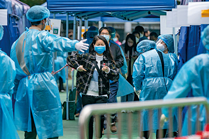 「長洲覆核王」郭卓堅認為「疫苗通行證」和「安心出行」不但沒保障市民健康，還令經濟衰退，不少市民謀生困難，導致患身心等病症的人較以往更多。圖為香港強制市民接受核酸檢測。 (Anthony Kwan/Getty Images)
