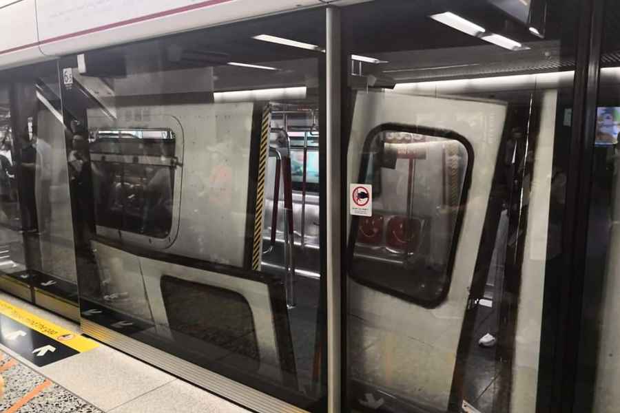 港鐵列車甩門 油麻地站封閉
