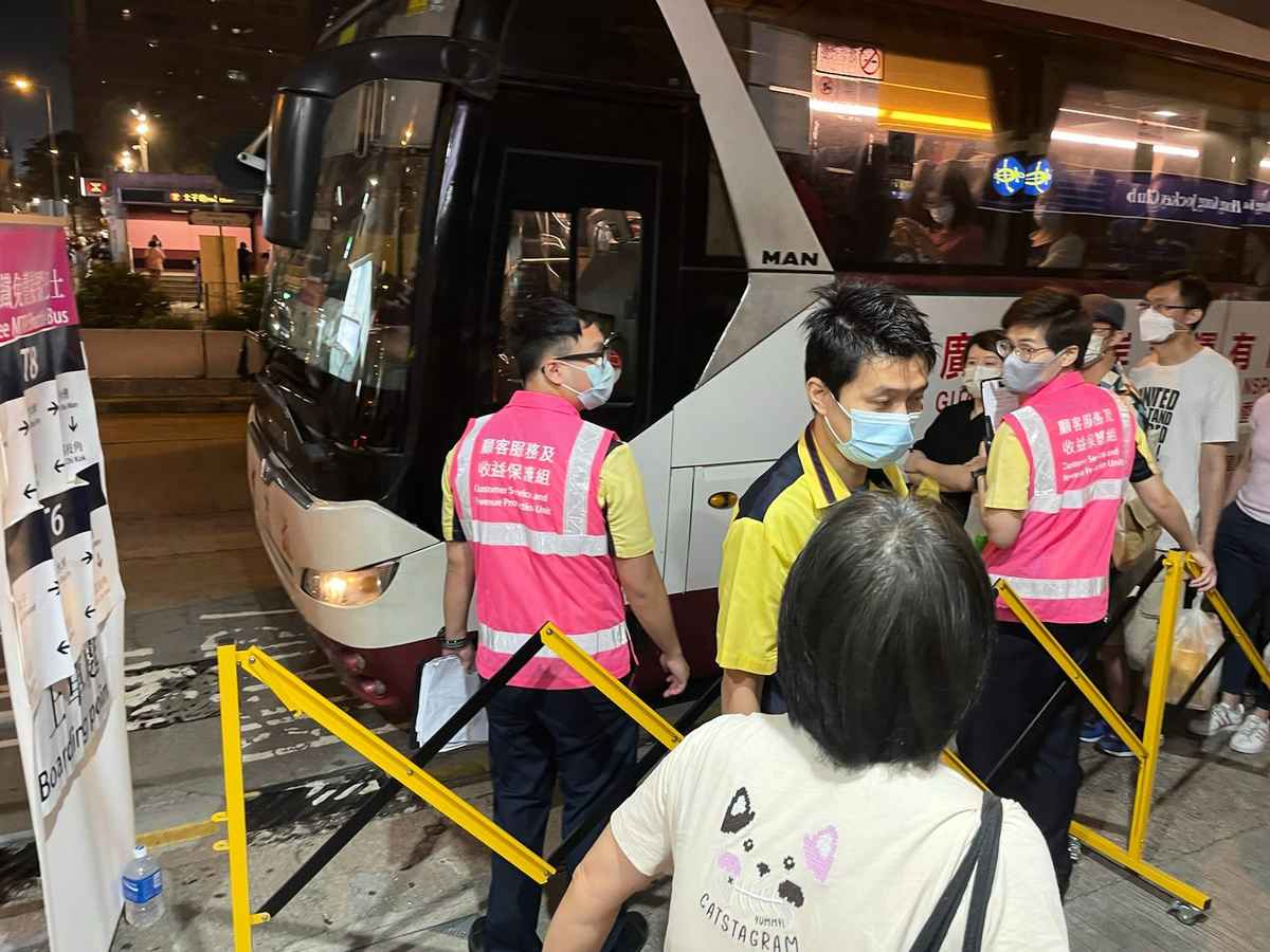 事故導致荃灣綫列車服務受阻，其中佐敦來往茘景暫停服務。地鐵提供免費穿梭巴士服務。（卓相如／大紀元）
