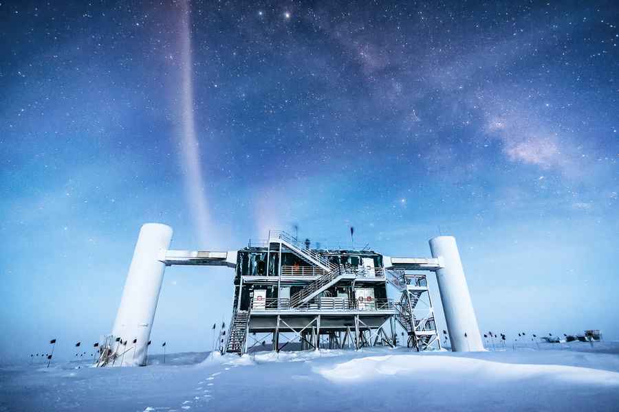 南極冰層下探測到中微子 揭示遙遠星系特性