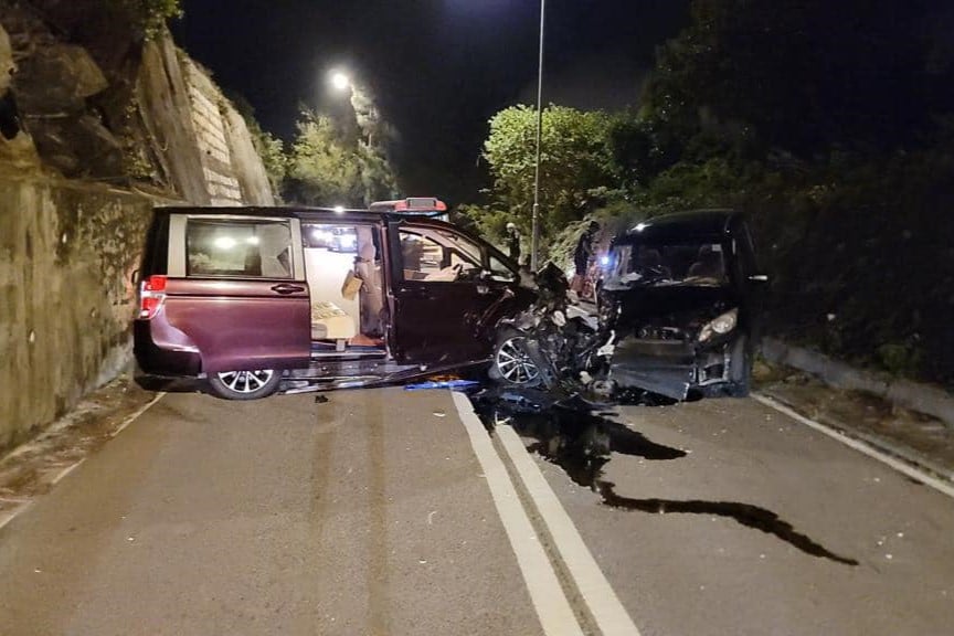石澳道今（18日）晚有兩私家車相撞，共5人受傷。（車cam L（香港群組）FB圖片）