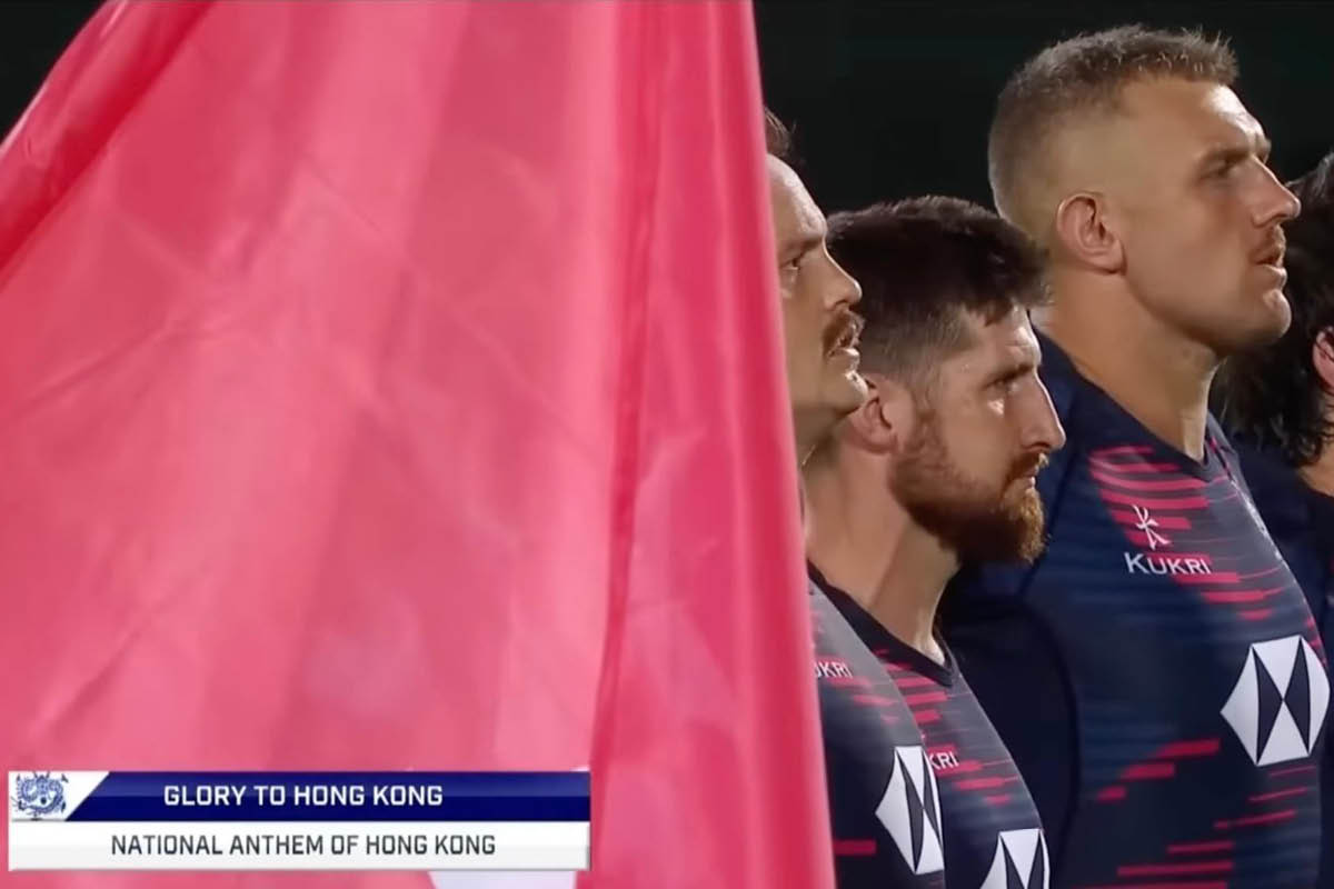 香港對葡萄牙的賽事中，相關直播影片字幕顯示「NATIONAL ANTHEM OF HONG KONG」（香港國歌）及「GLORY TO HONG KONG」（願榮光歸香港）。（網上影片截圖）