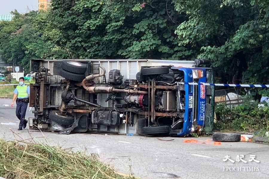 藍地貨車撼路牌失事 18歲女拋出車外亡