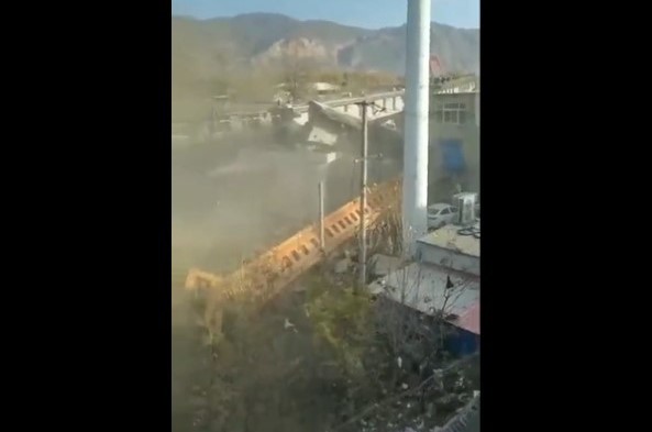 近日，推特上的一段影片顯示，青藏鐵路青海段鐵路橋坍塌，目前傷亡人數不詳。中共官方對此並無報道。（影片截圖）