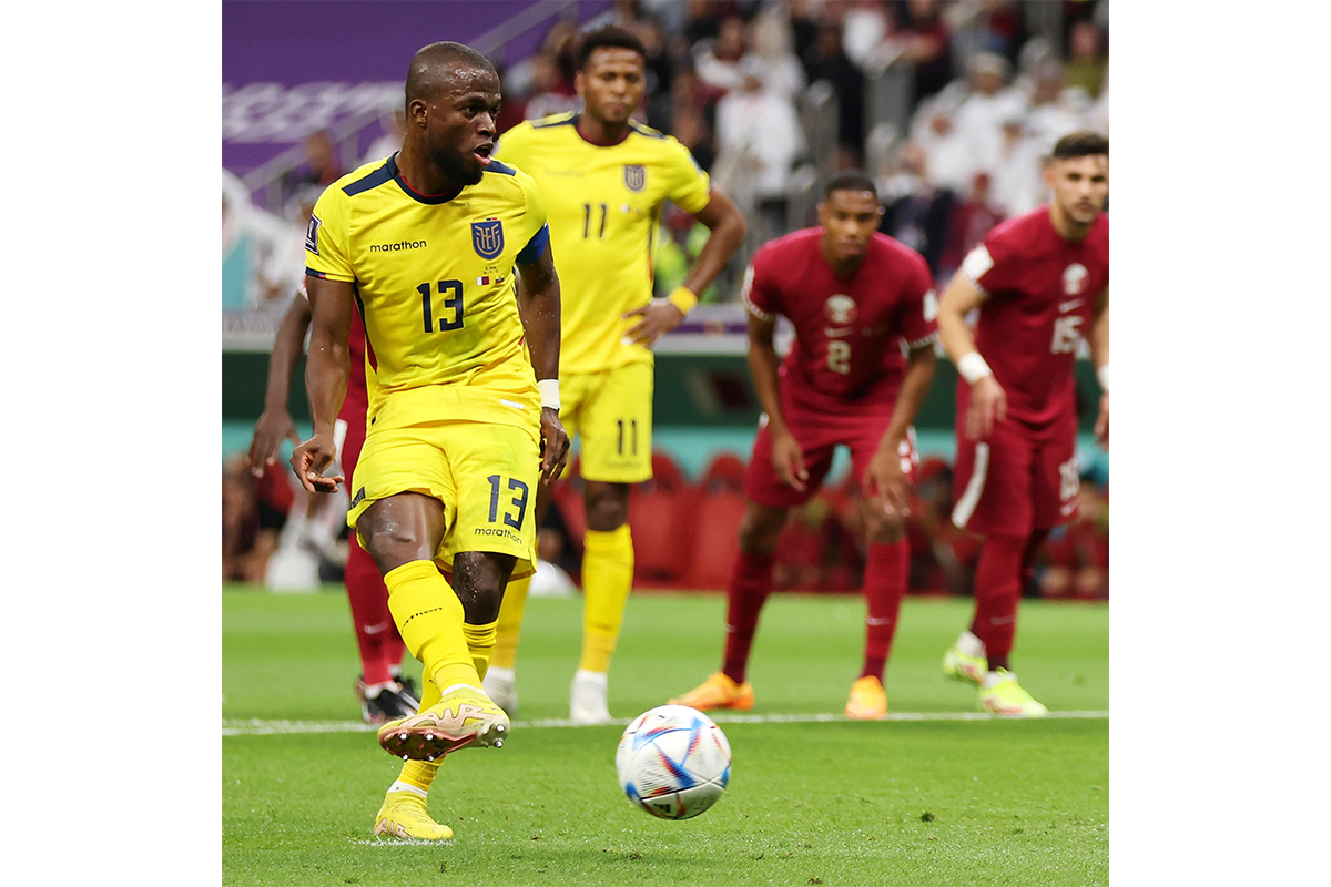 厄瓜多爾隊長安尼華蘭西亞（13號）上半場梅開二度，協助球隊以2:0擊敗東道主卡塔爾。（FIFA）