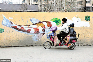 【圖片新聞】濟南老屋牆體畫魚 數百條錦鯉吸睛