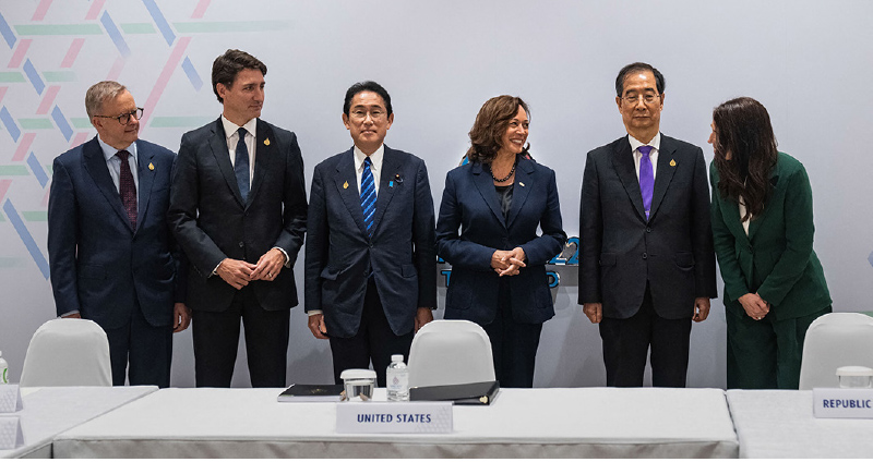 2022年11月18日，（從左至右）澳洲總理阿爾巴內塞（Anthony Albanese）、加拿大總理杜魯多（Justin Trudeau）、日本首相岸田文雄、美國副總統賀錦麗（Kamala Harris）、南韓總理韓德洙、紐西蘭總理阿德恩（Jacinda Ardern）在APEC峰會期間會晤。他們應該聯合主導了APEC峰會議程。（Haiyun Jiang/AFP via Getty Images）