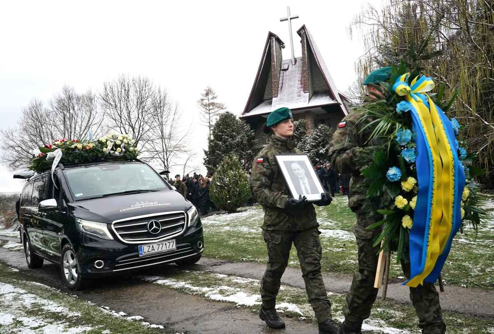 2022年11月15日，一枚導彈擊中了波蘭境內距離烏克蘭邊境約5哩的村莊普熱沃多的一個農場，造成2人死亡。圖為11月19日，一名波蘭士兵在葬禮上舉著其中一名受害者的照片。（JANEK SKARZYNSKI/AFP）