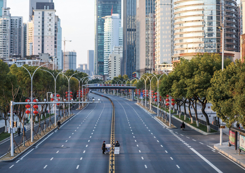 圖為2020年時封城後空蕩蕩的武漢街道。 (AFP) 