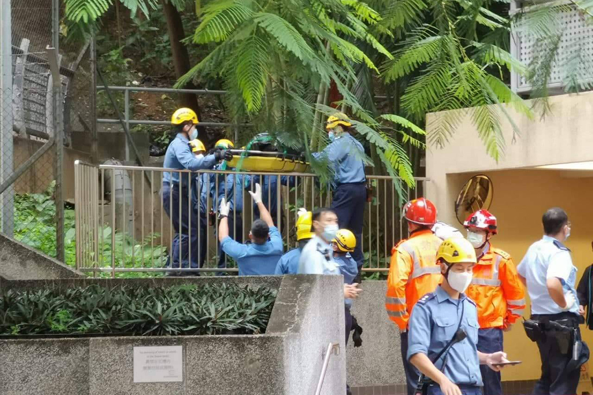 多名消防及救護員合力將死者遺體，從斜坡移送至地面位置。（圖片由葵衷區報提供）