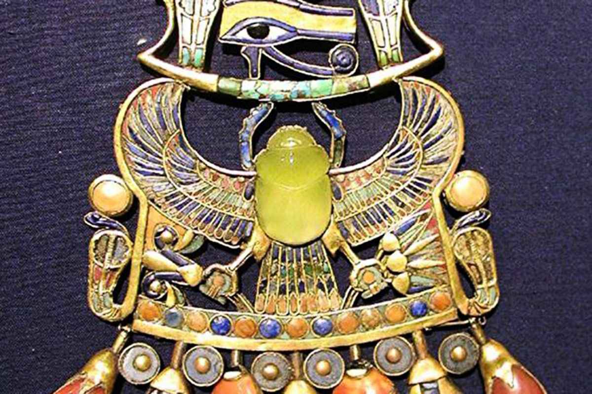 坦卡蒙法老的護胸鎧甲，其中心的寶石是一塊淡黃色半透明的沙漠玻璃，由隕石撞擊而形成。（J.BODSWORTH/WIKIPEDIA）